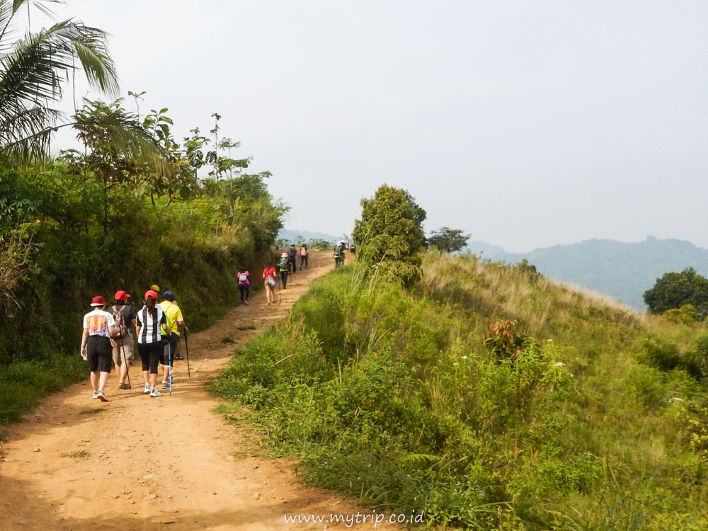 PUNCAK KUTA, ALTERNATIF MENDAKI GUNUNG DI SEKITAR JAKARTA DENGAN BONUS  CURUG MARIUK