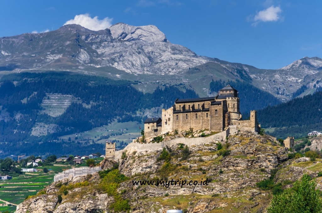 PERNAH MENGANGANKAN MASUK KE KASTIL-KASTIL KUNO? DATANGLAH KE SION-VALAIS DI SWISS