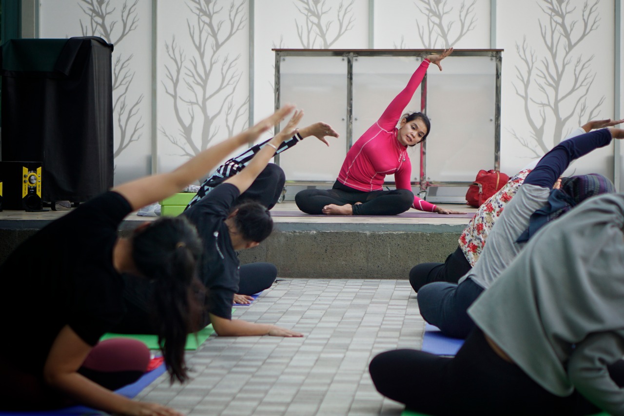 KELAS YOGA, FASILITAS TERBARU HOTEL SANTIKA PREMIERE SLIPI JAKARTA