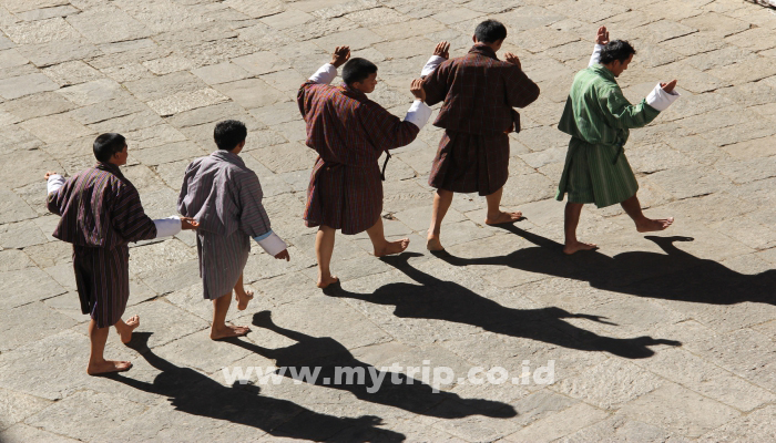 SERBA-SERBI BHUTAN (Bagian 2-Tamat): MAU KENALAN DENGAN EMA DATSE?