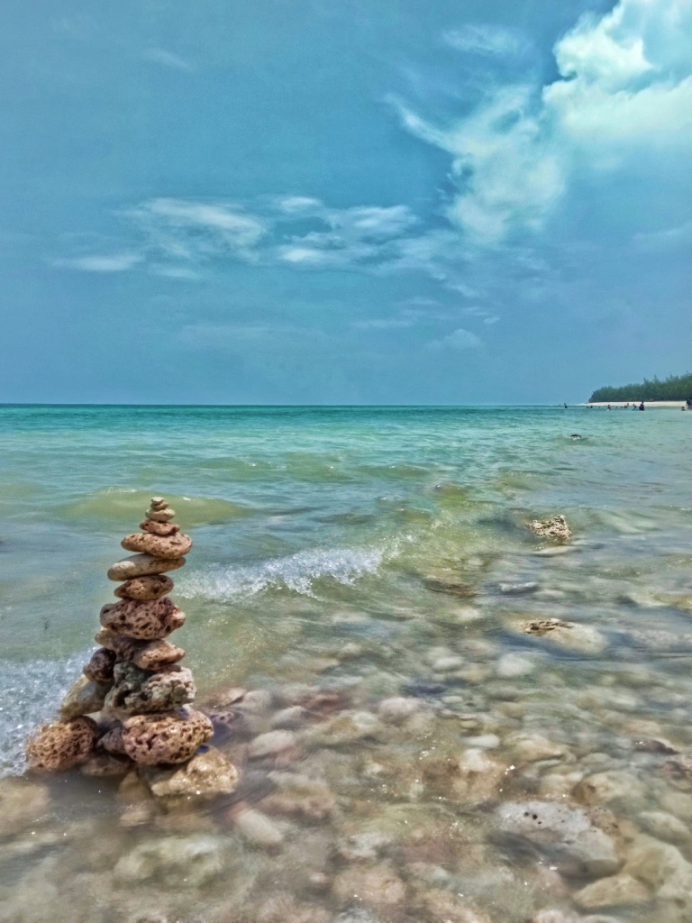 BISA JADI INI SATU-SATUNYA PANTAI BERAIR BIRU DI PANTURA JAWA TIMUR