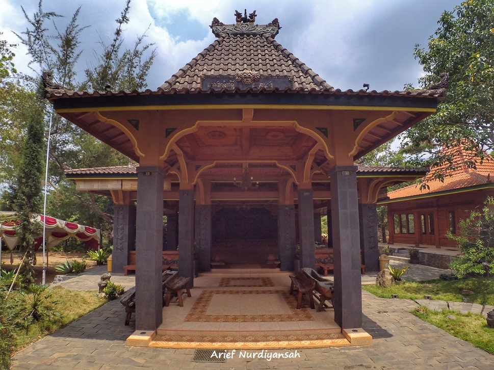 YUK MAMPIR KE RUMAH ADAT JAWA DI LERENG GUNUNG WILIS