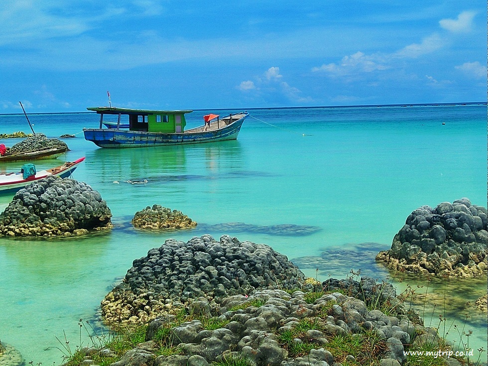 PANTAI TURELOTO DI NIAS LAYAK DIKUNJUNGI TANPA PERLU DIGADANG-GADANG SEBAGAI LAUT MATINYA INDONESIA
