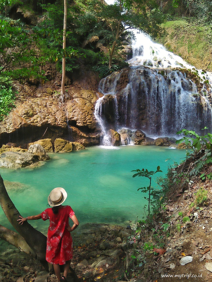 SAAT AIRNYA HIJAU MAUPUN COKLAT, AIR TERJUN LAPOPU DI SUMBA TETAP MEMESONA