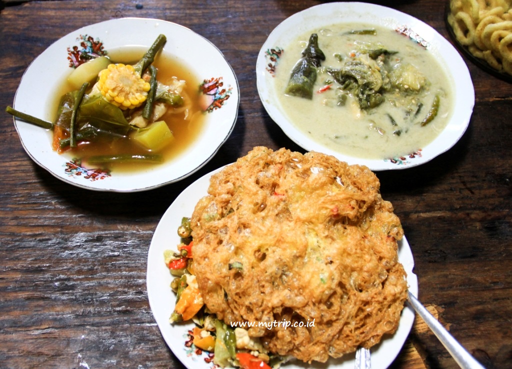 DEMI TELUR DADAR KRISPI ITU BANYAK ORANG RELA MENGANTRE PANJANG