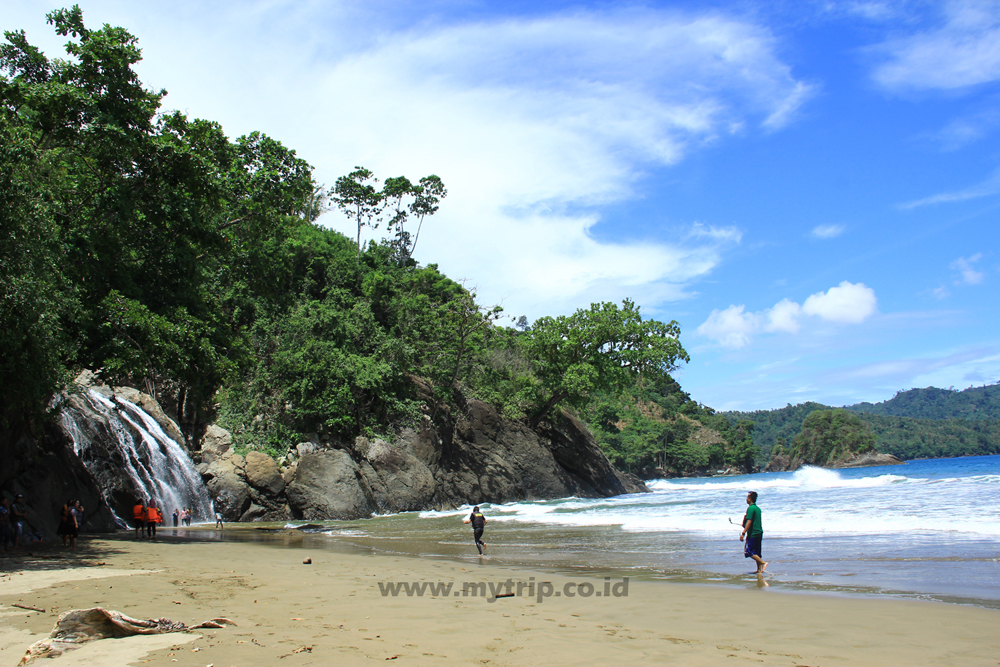 PANTAI LENGGOKSONO DAN AIR TERJUN BANYU ANJLOK: ALTERNATIF LIBURAN MURAH DI MALANG