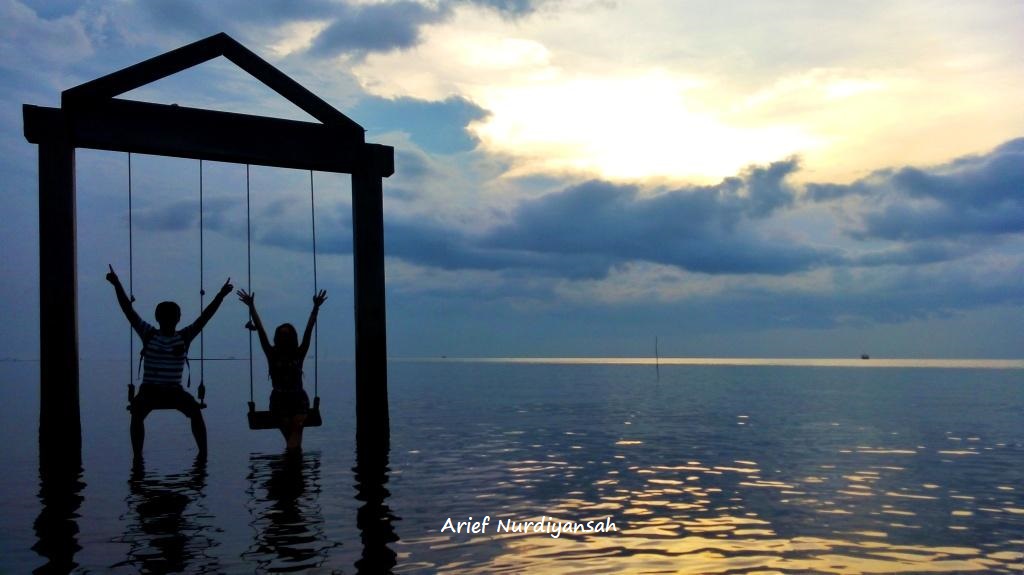 KADANG HIU PAUS BERMAIN DI PANTAI DUTA
