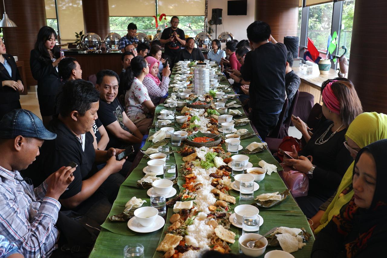 Gelar Media Luncheon, Hotel Santika Premier Bintaro Sajikan Menu Nasi Bancakan