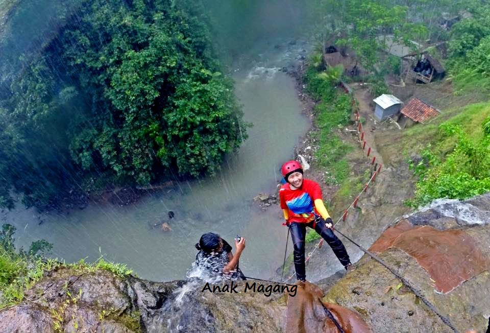 RAPPELING SERU DI CURUG LEMBAH PELANGI