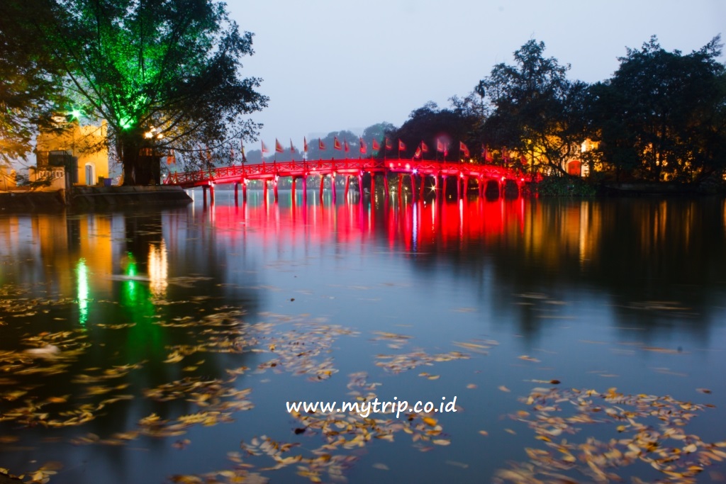 JEMBATAN MERAH JUGA ADA DI HANOI
