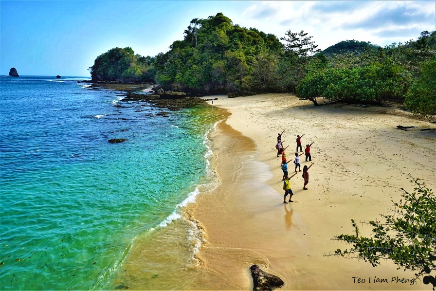 PANDUAN & ATURAN MENGEKSPLOR PANTAI TIGA WARNA DI MALANG