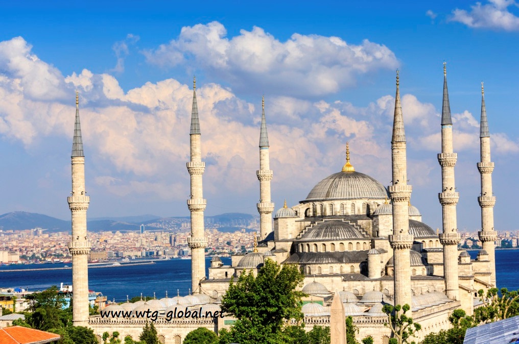 BLUE MOSQUE YANG TIDAK TAMPAK BIRU DILIHAT DARI LUAR