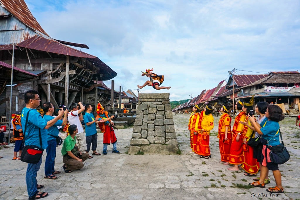 YANG UNIK DARI TRADISI LOMPAT BATU DI NIAS