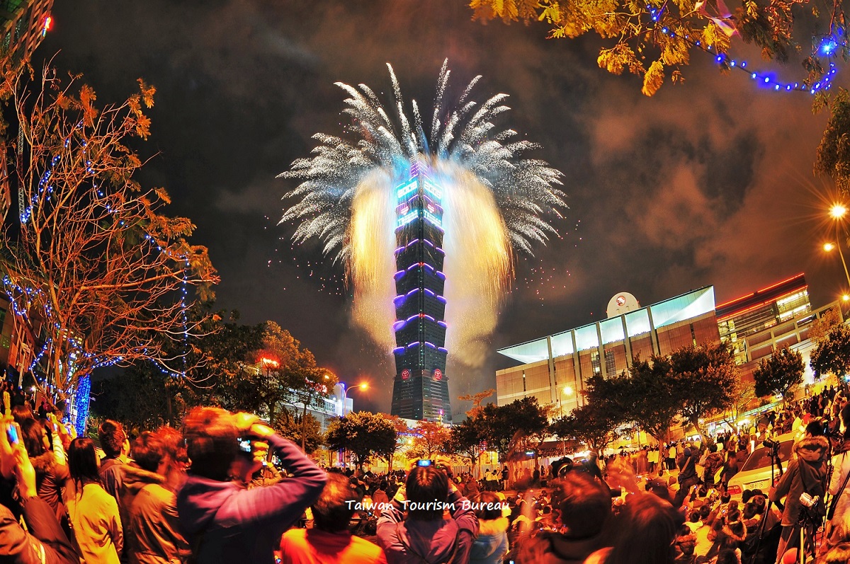 TAIPEI 101 MANDI CAHAYA SAAT PERGANTIAN TAHUN
