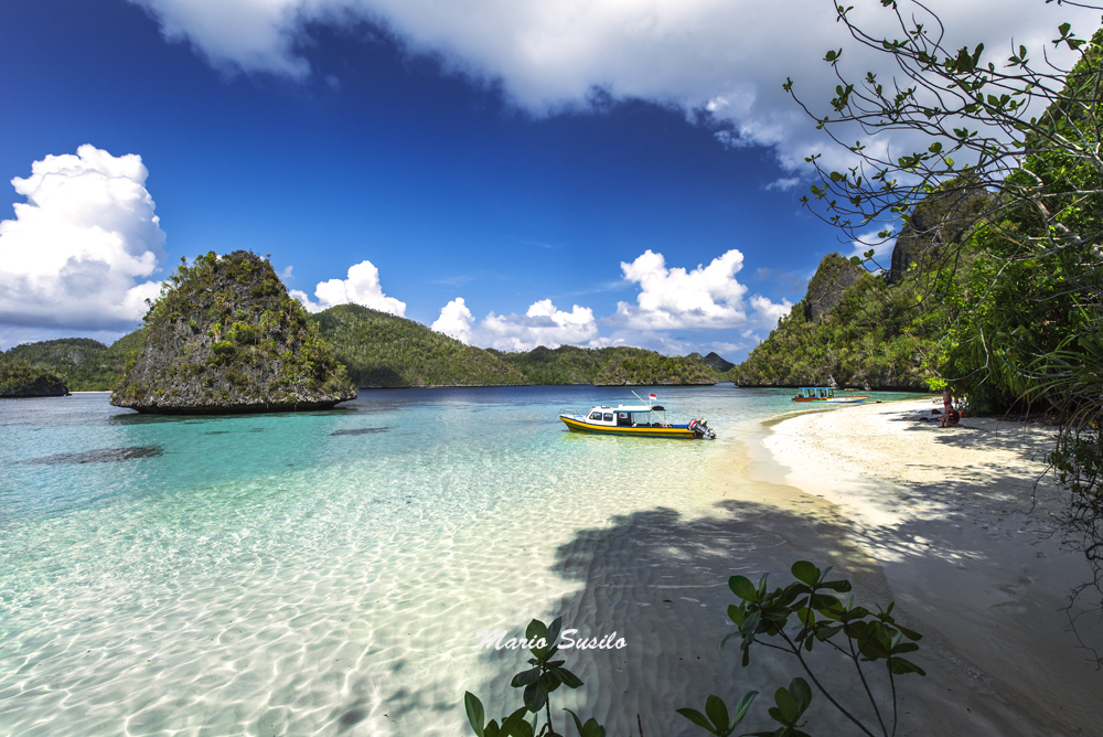 8 ‘INFINITY POOL’ DI RAJA AMPAT YANG BIKIN BETAH