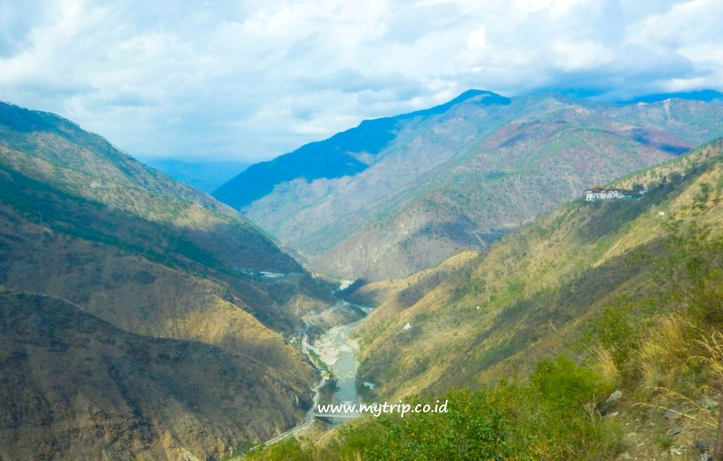 KOTANYA CUMA SELAPANGAN PARKIR, TAPI INILAH DISTRIK TERCANTIK DI BHUTAN