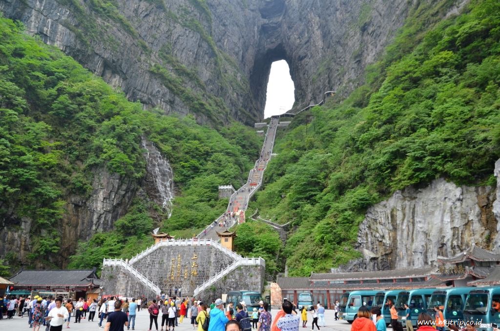 SENSASI “PINTU SURGA” DI TIANMEN MOUNTAIN NATIONAL PARK HUNAN CHINA