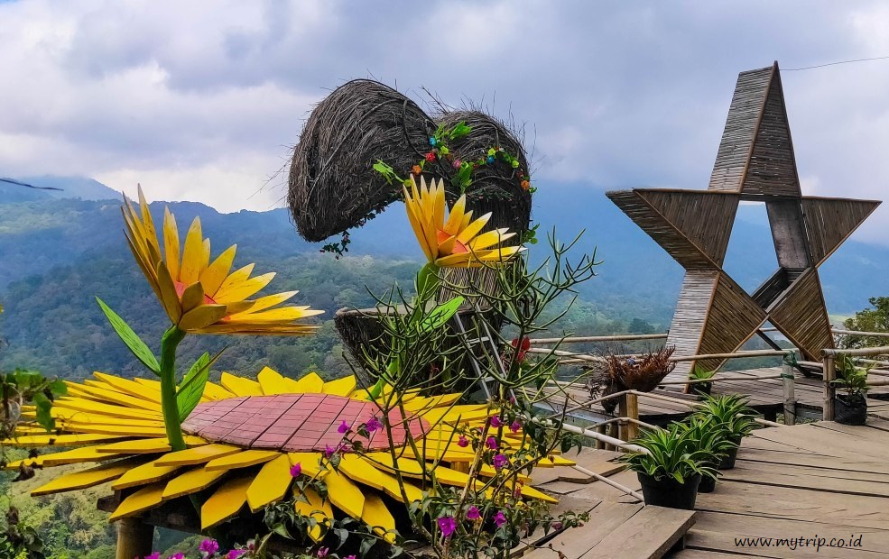 SERUNYA BERFOTO SELFIE DENGAN LATAR TWIN LAKE DI BALI