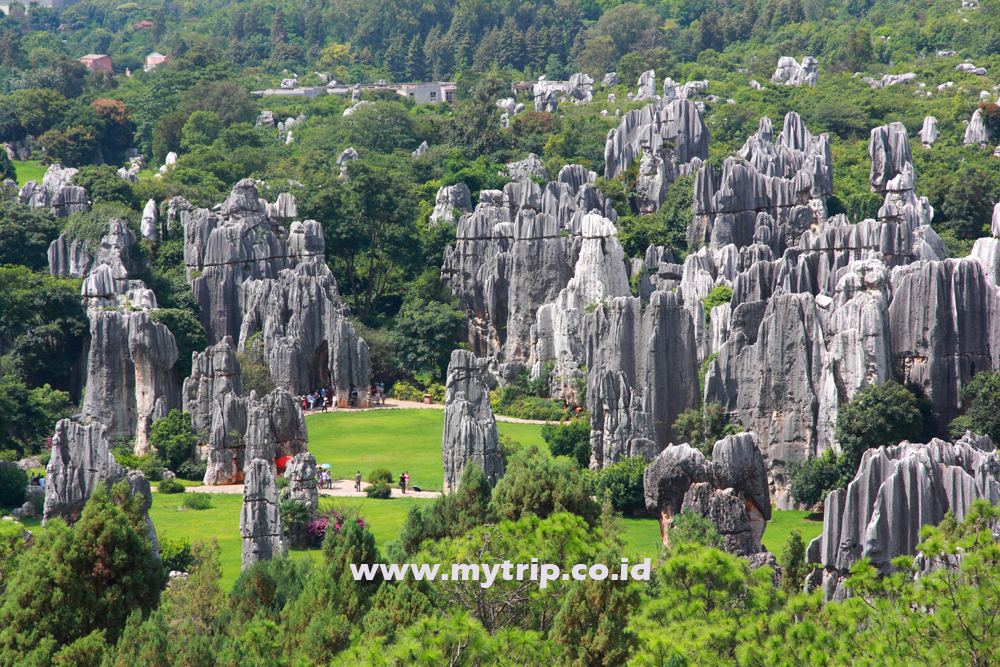 KALAU DI PADALARANG ADA STONE GARDEN, DI KUNMING ADA STONE FOREST