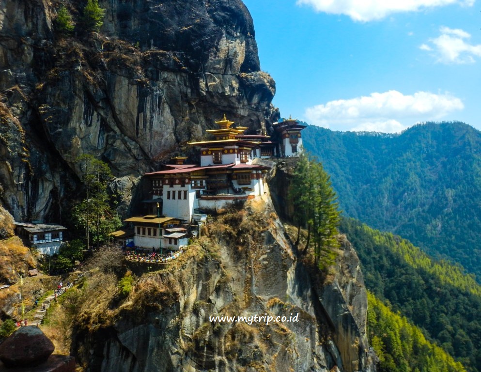 BHUTAN: HOW THEY LOVE THEIR KING!