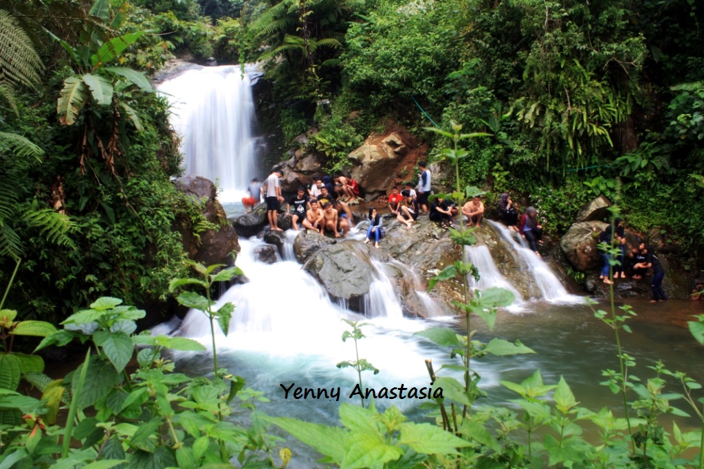 JALAN-JALAN KE CURUG DI SENTUL YUK WIKEN INI...
