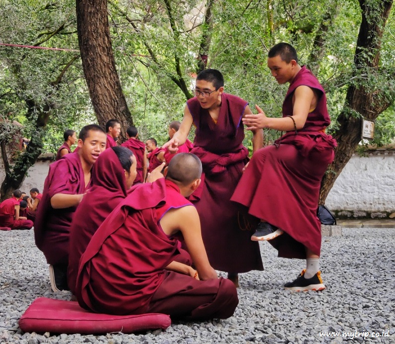 DEBAT BHIKSU DI SERA MONASTERY, TAK BOLEH DILEWATKAN KALAU KE TIBET