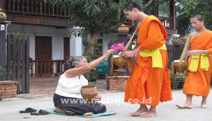 RITUAL DANA MAKAN PAGI YANG DIKEJAR TURIS MANCANEGARA