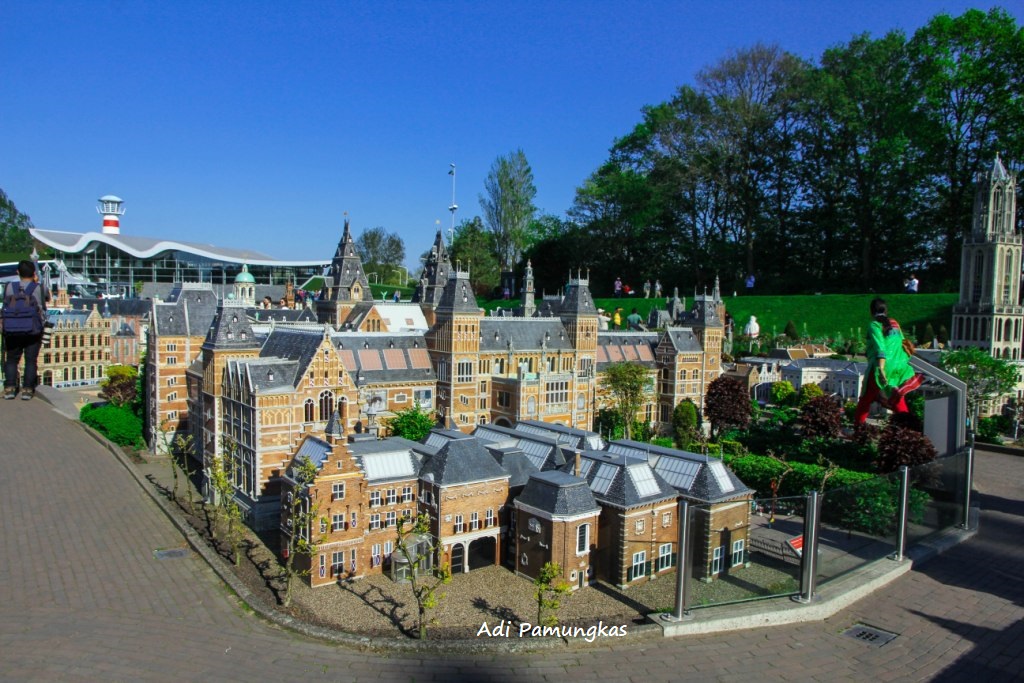 WISATA DEN HAAG DENGAN MADURODAM SEBAGAI ANDALANNYA