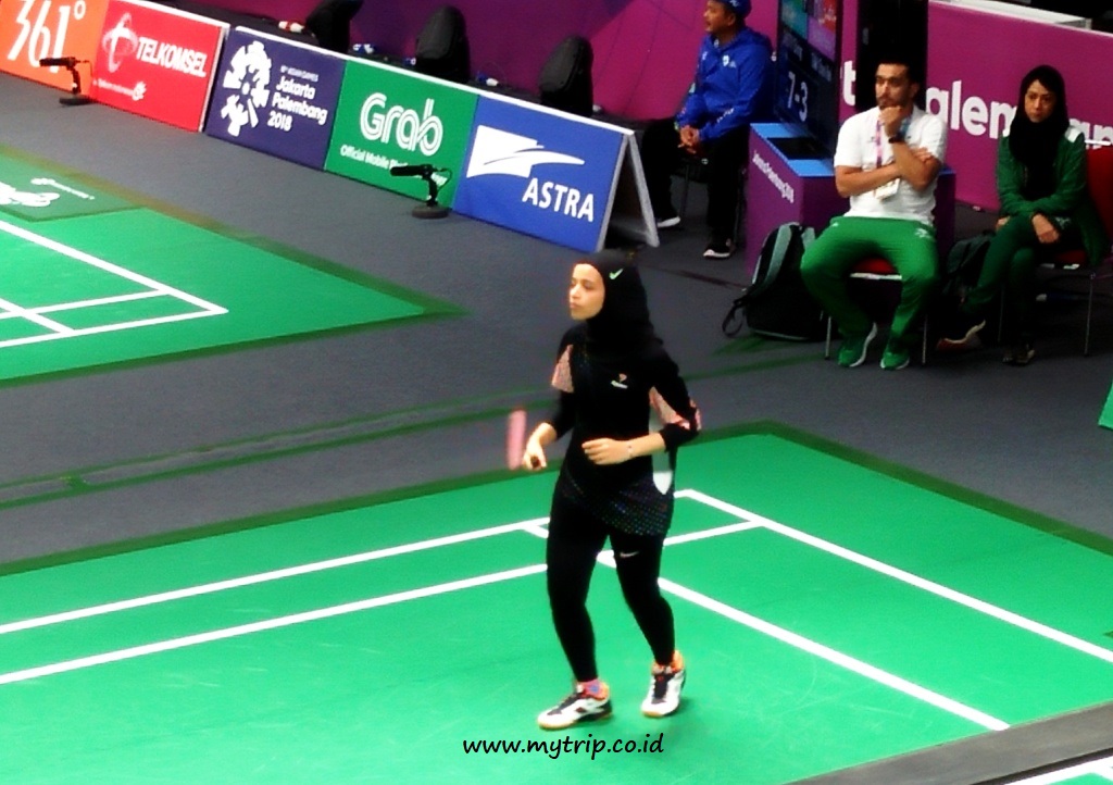 PARA WANITA BERKERUDUNG DI LAPANGAN BULU TANGKIS ASIAN GAMES 2018