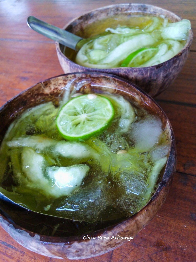 JAJAN DENGAN UANG KAYU DI PASAR KAKILANGIT