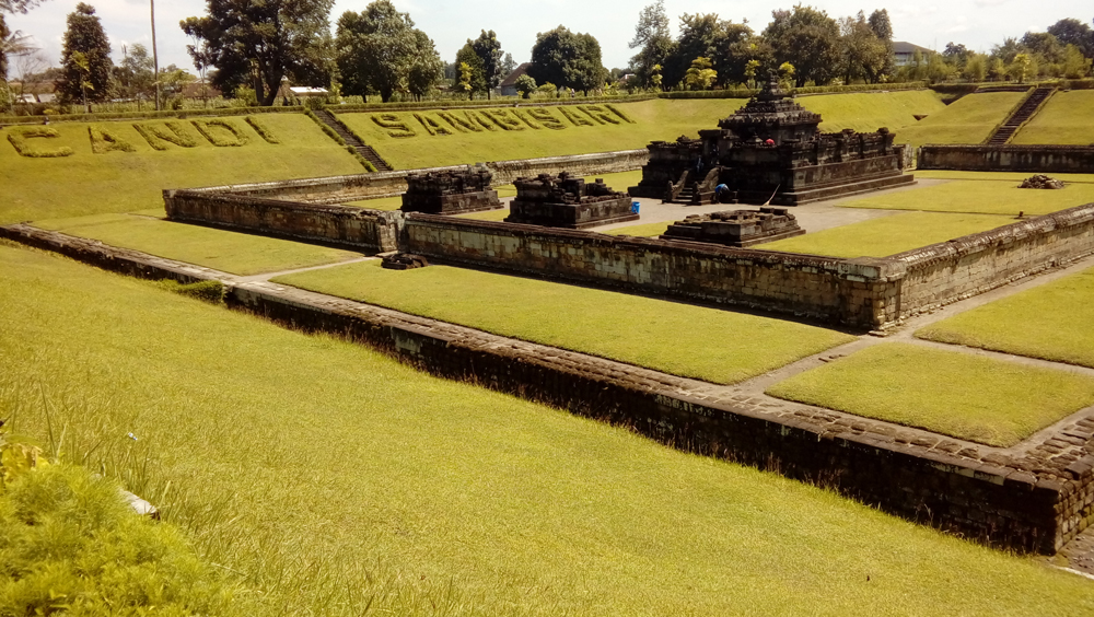 CANGKUL MEMBENTUR BATU, DAN DITEMUKANLAH CANDI SAMBISARI
