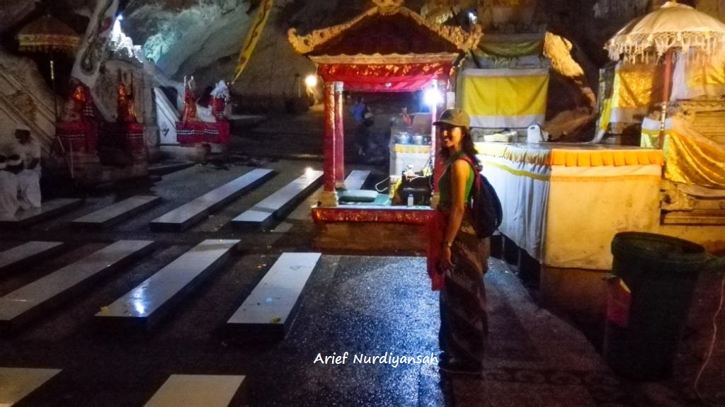 PURA DI DALAM GUA INI BISA DITEMUKAN DI NUSA PENIDA