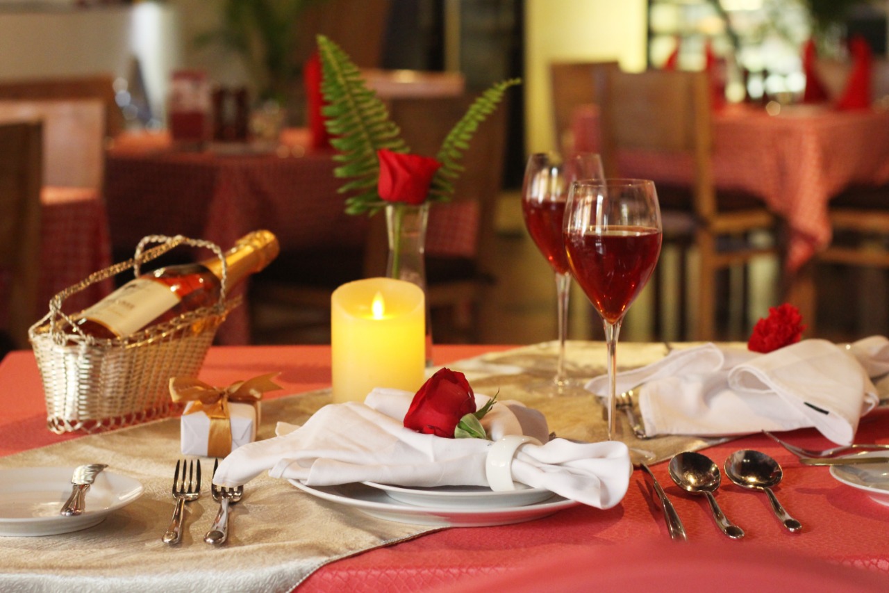 ATRIA HOTEL & RESIDENCES GADING SERPONG HADIRKAN MAKAN MALAM ROMATIS DI HARI KASIH SAYANG