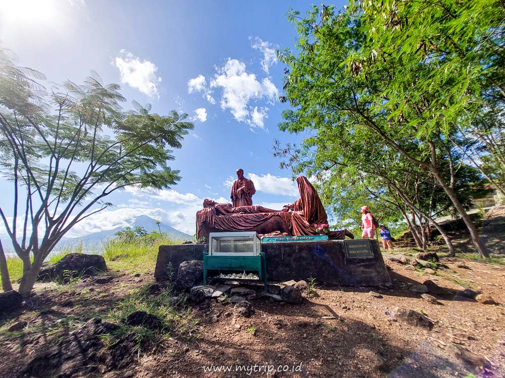 BUKIT DOA WATOMITEN DI LEMBATA, PATUNG BUNDA MARIA DAN JALAN SALIB DENGAN PEMANDANGAN ILE BOLENG