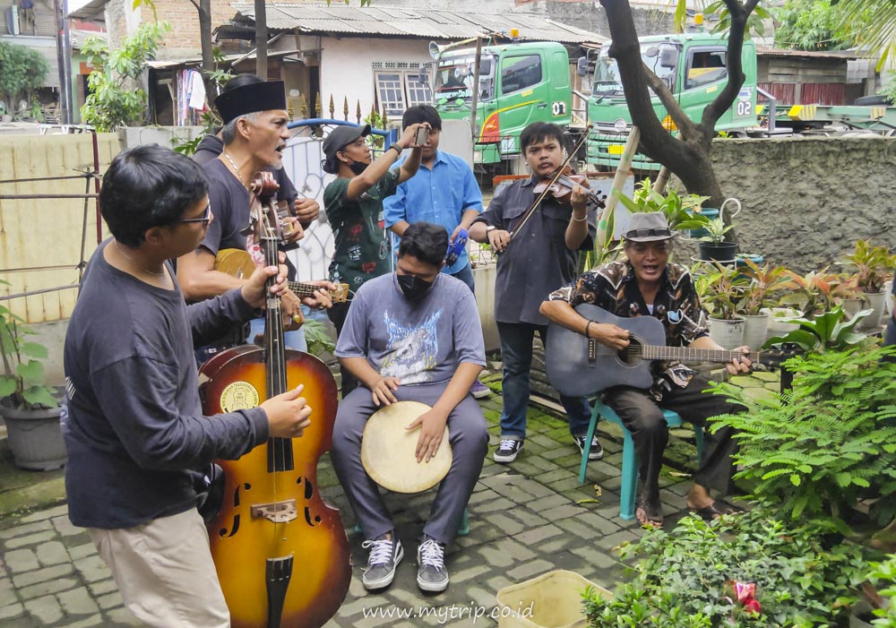 MERASAKAN LANGSUNG MERIAHNYA RABO-RABO DI KAMPUNG TUGU JAKARTA