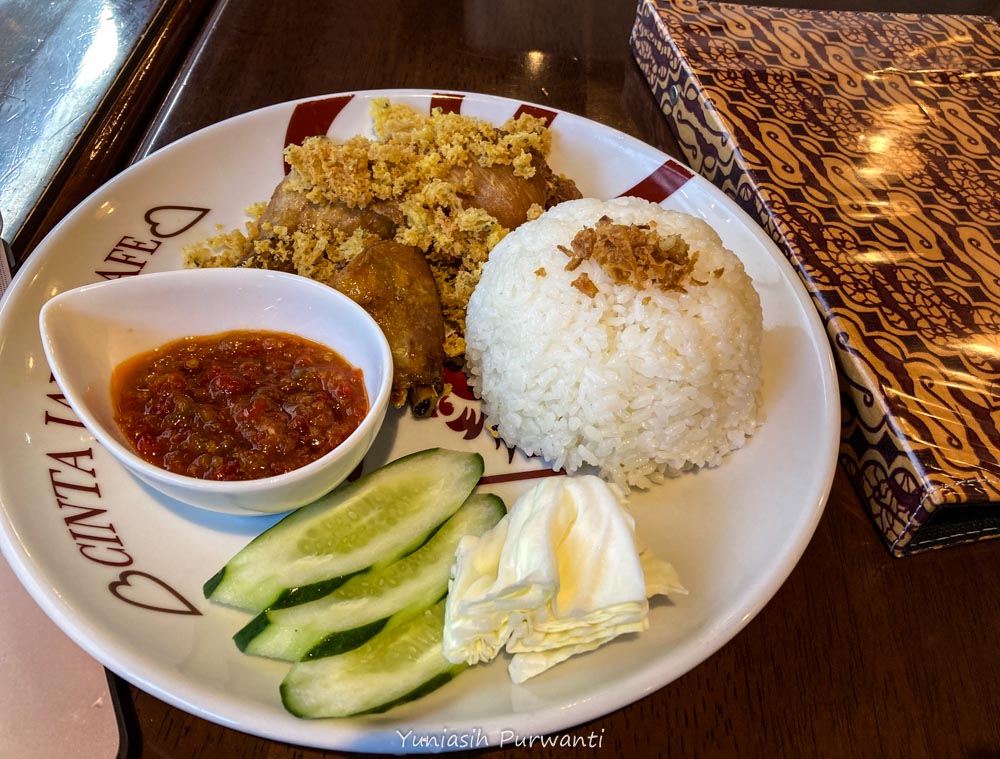 MAKAN AYAM GORENG DAN PISANG GORENG DI CINTA JAWA CAFE YOKOHOMA, MMM… YUMMY!