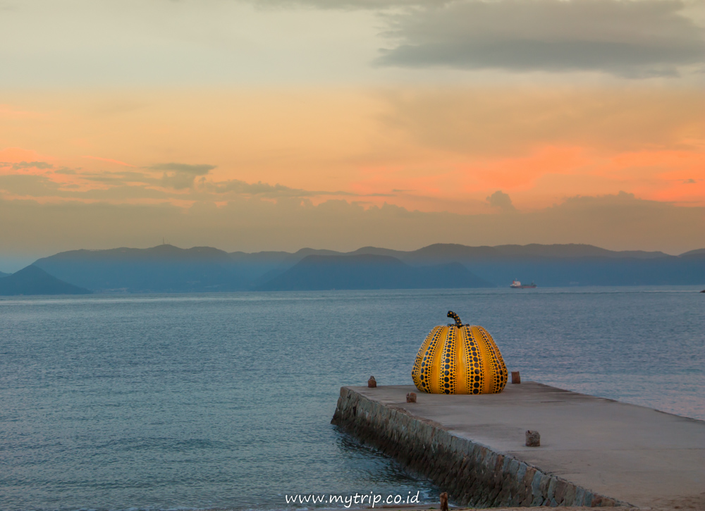 DARI OKAYAMA LANJUTLAH KE NAOSHIMA ISLAND DENGAN IKON LABU POLKADOTNYA