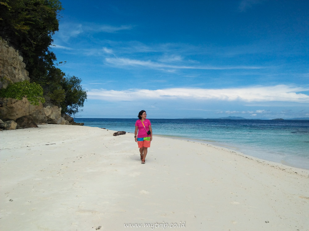 RAJA AMPAT SUDAH TERLALU RAMAI? COBA DEH KE PULAU YEBEN…