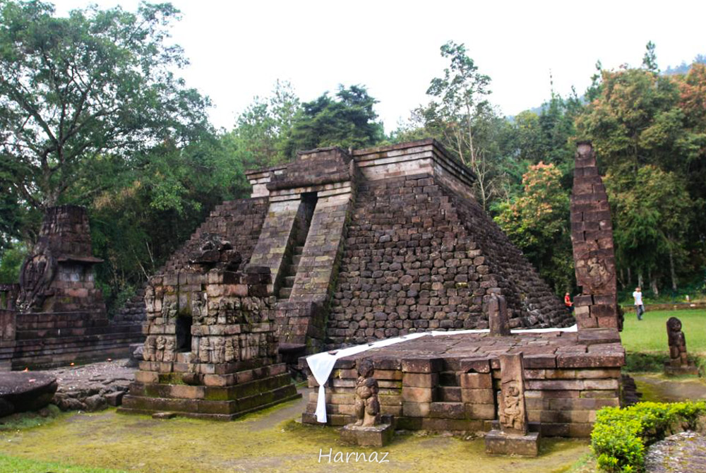 MAU LIHAT “BENDA PUSAKA” TEGAK DI MANA-MANA? CANDI SUKUH TEMPATNYA!