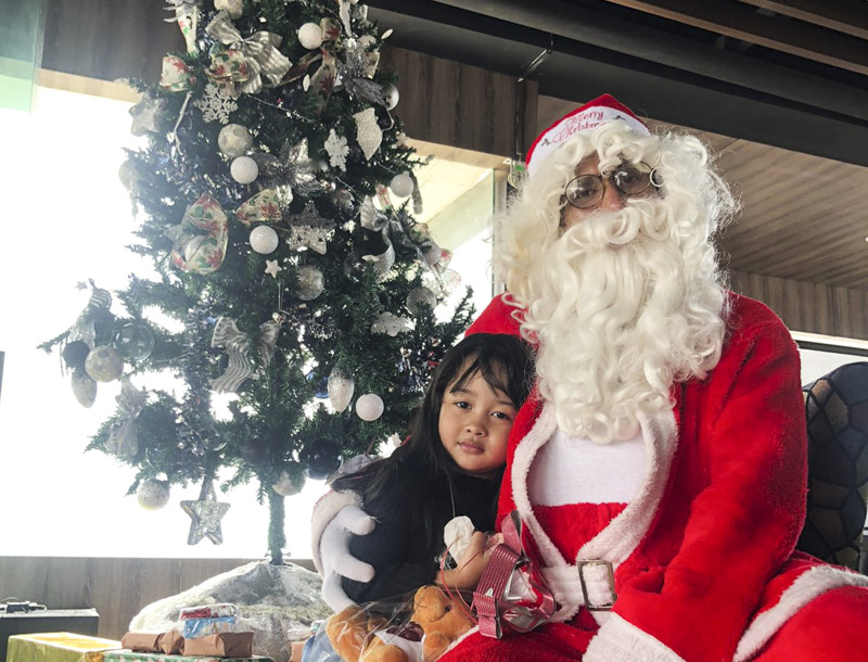 BERMAIN BERSAMA SANTA CLAUS DI BELVIU HOTEL