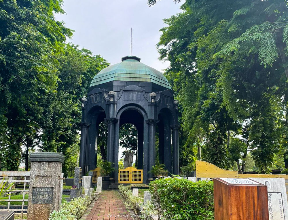 PERNYATAAN CINTA YANG MAHAL DI TAMAN MAKAM PETAMBURAN JAKARTA