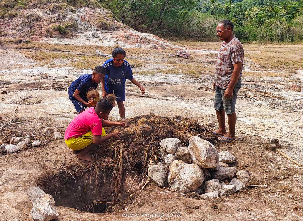 NIKMATNYA MAKAN SINGKONG REBUS DI DAPUR ALAM WATUWAWER LEMBATA