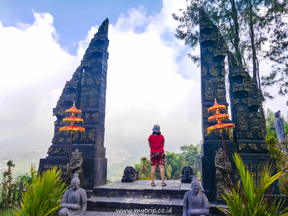 BUKIT SANJAYA, MELIHAT MERAPI DARI LERENG MERBABU LEWAT GAPURA ALA BALI