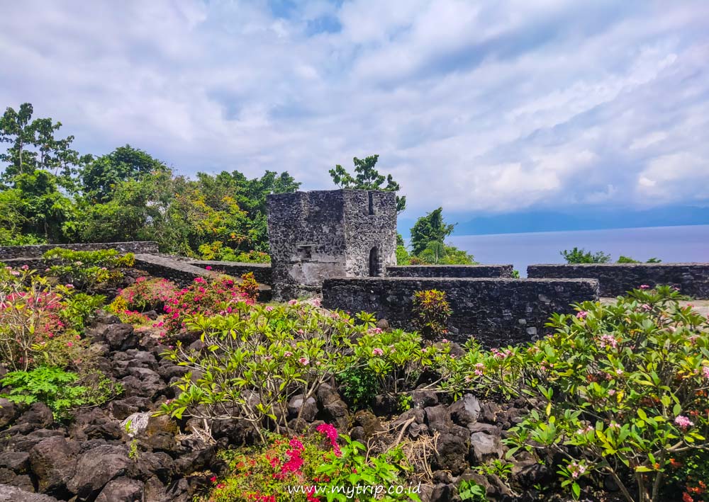 BENTENG TORRE, TEMPAT UNTUK MENIKMATI GUNUNG SEKALIGUS LAUT DI TIDORE