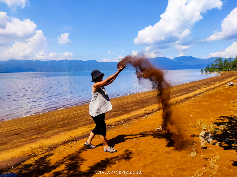 LEMBATA PUNYA PANTAI BERPASIR MERAH, LAMARIANG NAMANYA