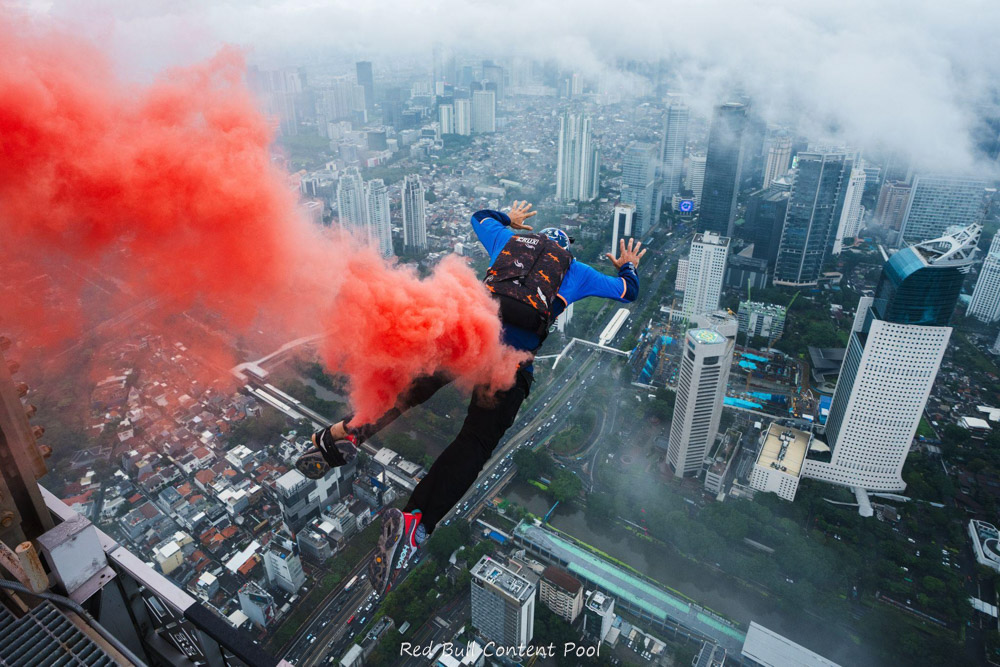 ATLET RED BULL MELOMPAT DARI KETINGGIAN 380 METER DI AUTOGRAPH TOWER JAKARTA