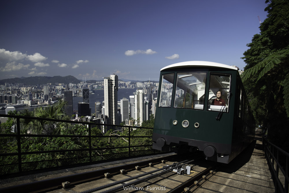 PEAK TRAM DI HONG KONG BEROPERASI LAGI