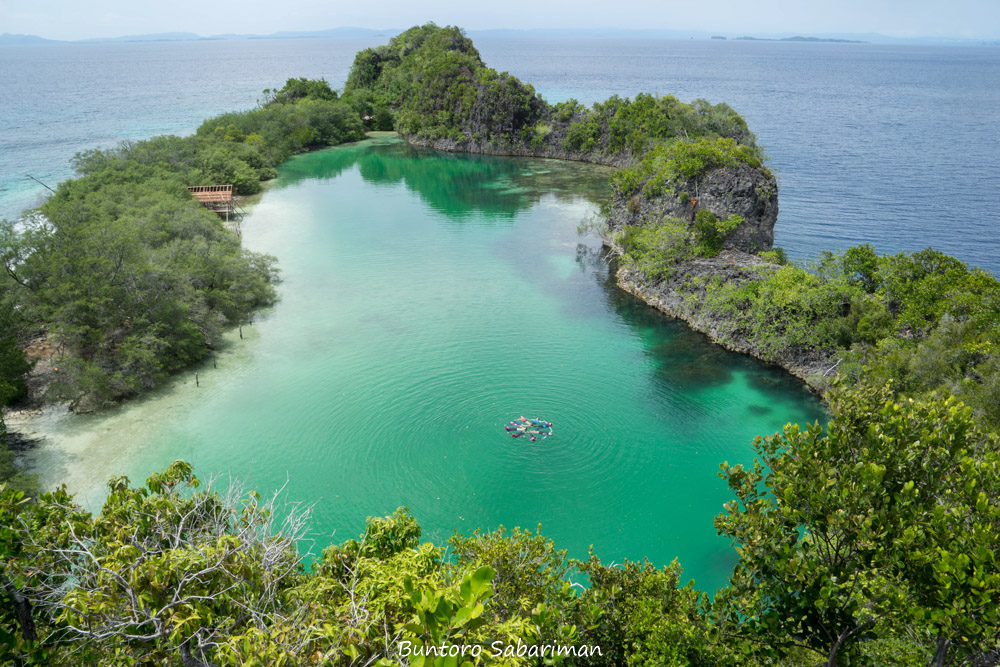 INI DIA TEMPAT BUAT BERENANG CANTIK DI RAJA AMPAT: PULAU RUFAS