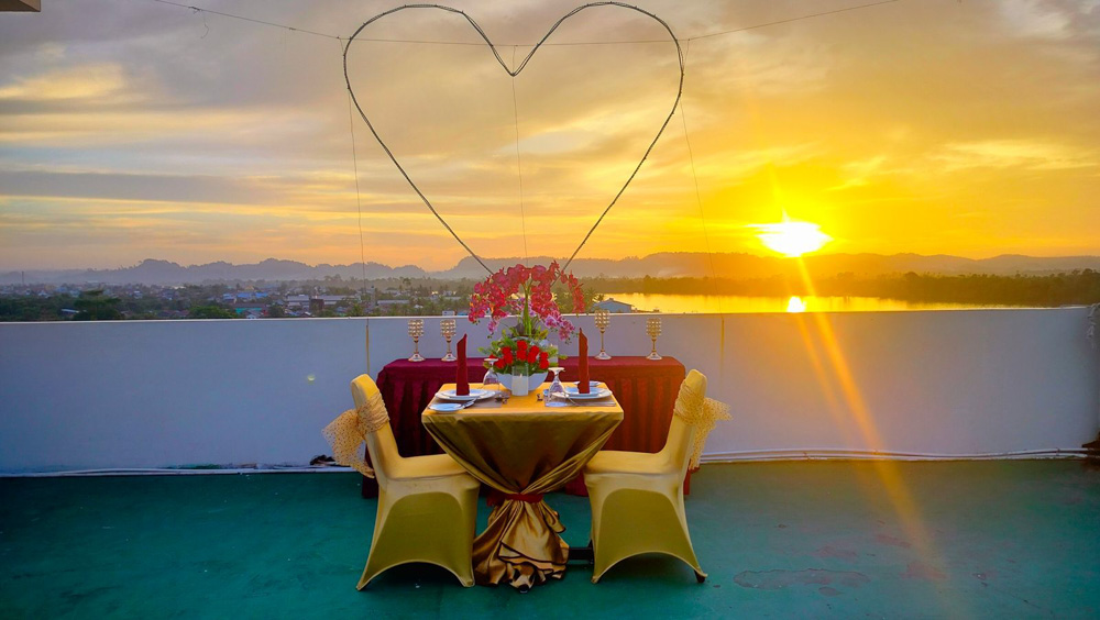 MAKAN MALAM EKSKLUSIF SAAT MATAHARI TERBENAM DI SKY ROOFTOP LUMINOR HOTEL TANJUNG SELOR