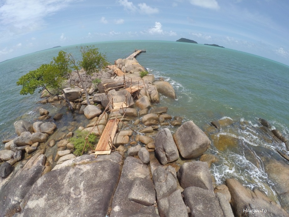 MAU TAHU RAHASIA DI BALIK PENAMAAN PANTAI BATU BEDIL DI BELITUNG?